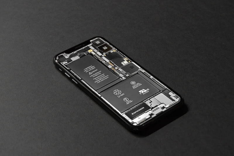 10 Tips to Improve Your Phone’s Battery Life and Longevity Smartphone with exposed battery