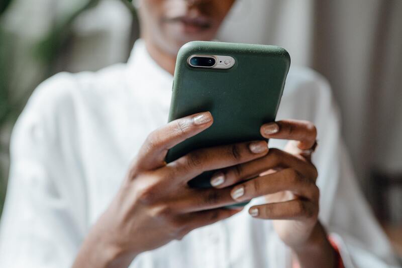 How to Get Free 1.5GB Data from Safaricom A black woman browsing the internet on an iPhone