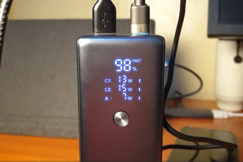 Power bank outputting from three ports simultaneously
